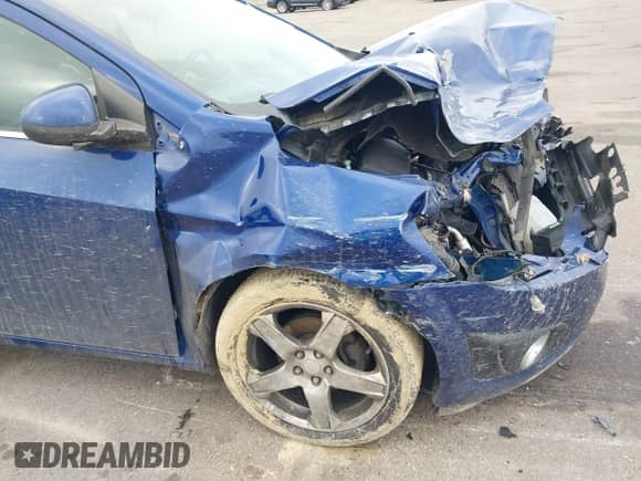 2013 Chevrolet Sonic LTZ z VIN 1G1JE5SB8D4200567, wystawiony jako IAAI lot #41933492 z przebiegiem 124 603 mil mil oraz . Historia ofert i sprzedaży dostępna na DreamBid. Obrazek 12.