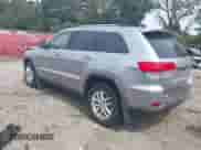 2018 Jeep Grand Cherokee Laredo z VIN 1C4RJEAG2JC172558, wystawiony jako IAAI lot #43256975 z przebiegiem 97 436 mil mil oraz . Historia ofert i sprzedaży dostępna na DreamBid. Obrazek 3.