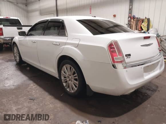 2013 Chrysler 300 C z VIN 2C3CCAKT5DH667072, wystawiony jako IAAI lot #41551843 z przebiegiem 181 649 mil mil oraz . Historia ofert i sprzedaży dostępna na DreamBid. Obrazek 3.