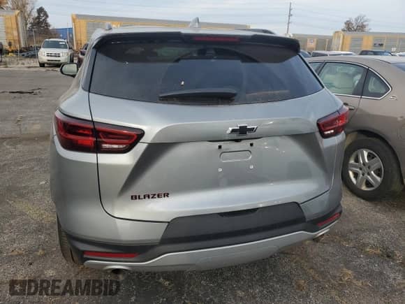 2023 Chevrolet Blazer LT z VIN 3GNKBDR47PS159995, wystawiony jako Copart lot #77177174 z przebiegiem 13 053 mil mil oraz Czysty tytuł • Clean title. Historia ofert i sprzedaży dostępna na DreamBid. Obrazek 6.