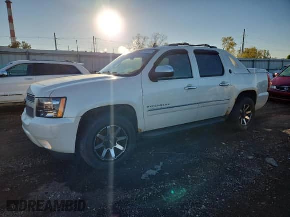 2013 Chevrolet Avalanche LTZ z VIN 3GNTKGE73DG293939, wystawiony jako Copart lot #85578325 z przebiegiem 322 858 mil mil oraz Czysty tytuł • Clean title. Historia ofert i sprzedaży dostępna na DreamBid. Obrazek 1.