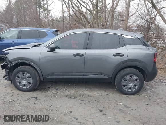 2025 Nissan Kicks S z VIN 3N8AP6BB4SL353921, wystawiony jako IAAI lot #41552427 z przebiegiem 3 006 mil mil oraz . Historia ofert i sprzedaży dostępna na DreamBid. Obrazek 14.