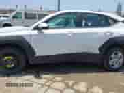 2025 Hyundai Kona SE с VIN KM8HACAB4SU211503, выставлен на аукционе IAAI как лот 42533683 с пробегом 8 429 миль миль и . История ставок и продаж доступна на DreamBid. Изображение 15.