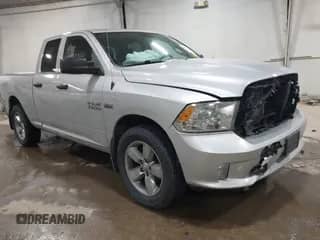 2018 Ram 1500 Express z VIN 1C6RR7FT6JS351418, wystawiony jako IAAI lot #41472310 z przebiegiem 96 501 mil mil oraz . Historia ofert i sprzedaży dostępna na DreamBid. Obrazek 1.