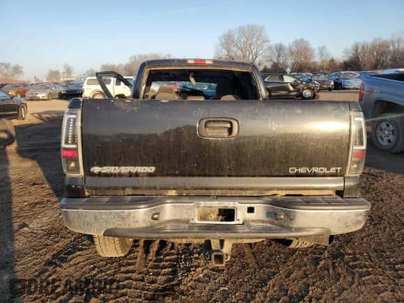 2003 Chevrolet Silverado 2500HD LT z VIN 1GCHK29133E174723, wystawiony jako Copart lot #47583165 z przebiegiem Nie podano mil oraz Szkoda całkowita • Salvage title. Historia ofert i sprzedaży dostępna na DreamBid. Obrazek 6.