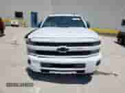 2015 Chevrolet Silverado 2500HD LTZ z VIN 1GC1KWE8XFF664201, wystawiony jako Copart lot #67785295 z przebiegiem 129 648 mil mil oraz Szkoda całkowita • Salvage title. Historia ofert i sprzedaży dostępna na DreamBid. Obrazek 5.