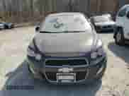 2013 Chevrolet Sonic RS z VIN 1G1JH6SB6D4151303, wystawiony jako Copart lot #48140445 z przebiegiem Nie podano mil oraz Szkoda całkowita • Salvage title. Historia ofert i sprzedaży dostępna na DreamBid. Obrazek 5.