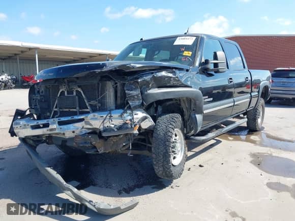 2005 Chevrolet Silverado 2500HD LS z VIN 1GCHC23215F806663, wystawiony jako IAAI lot #43004473 z przebiegiem 321 636 mil mil oraz . Historia ofert i sprzedaży dostępna na DreamBid. Obrazek 2.