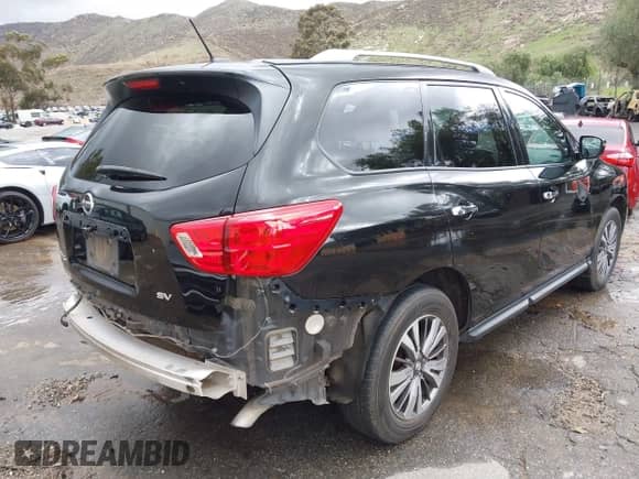 2018 Nissan Pathfinder S z VIN 5N1DR2MN1JC640710, wystawiony jako IAAI lot #41589166 z przebiegiem 93 554 mil mil oraz . Historia ofert i sprzedaży dostępna na DreamBid. Obrazek 4.