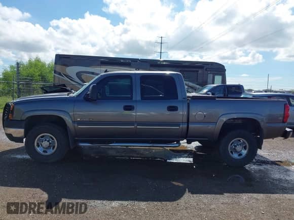 2007 Chevrolet Silverado 2500HD LS z VIN 1GCHC23U97F195897, wystawiony jako IAAI lot #43178020 z przebiegiem 221 601 mil mil oraz . Historia ofert i sprzedaży dostępna na DreamBid. Obrazek 14.
