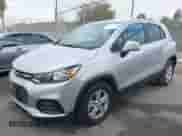 2022 Chevrolet Trax LS z VIN KL7CJKSMXNB551521, wystawiony jako IAAI lot #43430400 z przebiegiem 10 899 mil mil oraz . Historia ofert i sprzedaży dostępna na DreamBid. Obrazek 2.