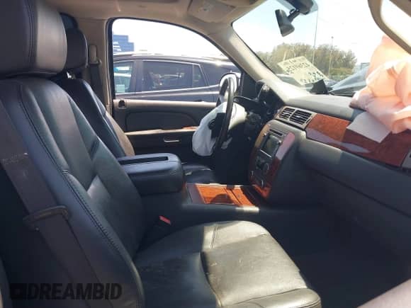 2009 Chevrolet Avalanche LTZ z VIN 3GNFK32079G278252, wystawiony jako IAAI lot #42369125 z przebiegiem 151 889 mil mil oraz . Historia ofert i sprzedaży dostępna na DreamBid. Obrazek 5.