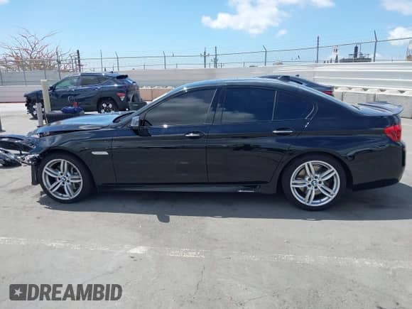 2015 BMW 5 Series 550i с VIN WBAKN9C5XFD961631, выставлен на аукционе IAAI как лот 42248127 с пробегом 30 821 миль миль и . История ставок и продаж доступна на DreamBid. Изображение 15.