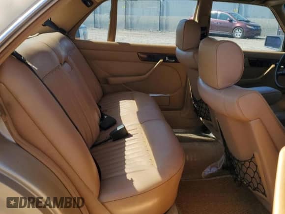 1982 Mercedes-Benz 380 z VIN WDBCA33A9CB020691, wystawiony jako Copart lot #53748045 z przebiegiem 143 111 mil mil oraz Czysty tytuł • Clean title. Historia ofert i sprzedaży dostępna na DreamBid. Obrazek 10.