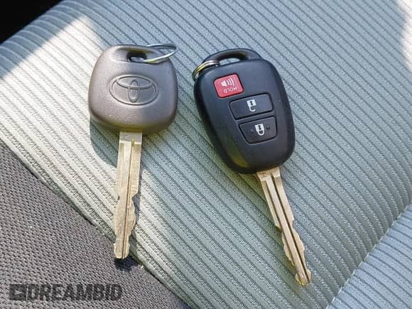 2015 Toyota Prius One z VIN JTDKDTB36F1114982, wystawiony jako IAAI lot #42980399 z przebiegiem 80 585 mil mil oraz . Historia ofert i sprzedaży dostępna na DreamBid. Obrazek 11.