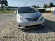 2017 Toyota Sienna LE Auto Access Seat z VIN 5TDKZ3DC1HS898153, wystawiony jako Copart lot #80461285 z przebiegiem 135 733 mil mil oraz Szkoda całkowita • Salvage title. Historia ofert i sprzedaży dostępna na DreamBid. Obrazek 14.