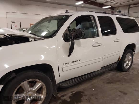 2010 Chevrolet Suburban LT z VIN 1GNUKJE32AR272865, wystawiony jako IAAI lot #43260380 z przebiegiem 167 294 mil mil oraz . Historia ofert i sprzedaży dostępna na DreamBid. Obrazek 18.