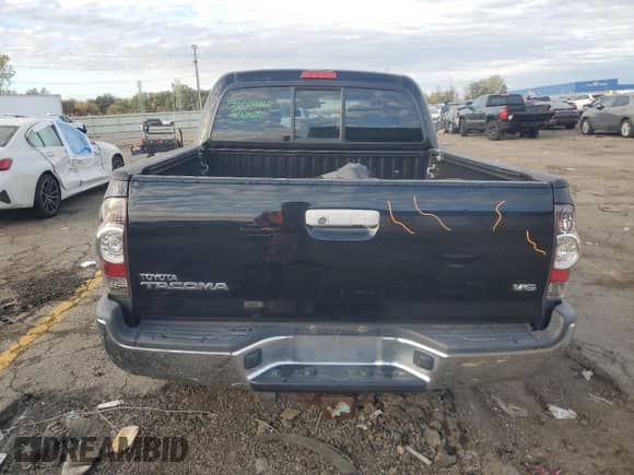 2013 Toyota Tacoma z VIN 3TMLU4EN5DM130744, wystawiony jako Copart lot #82582685 z przebiegiem 155 676 mil mil oraz Czysty tytuł • Clean title. Historia ofert i sprzedaży dostępna na DreamBid. Obrazek 6.