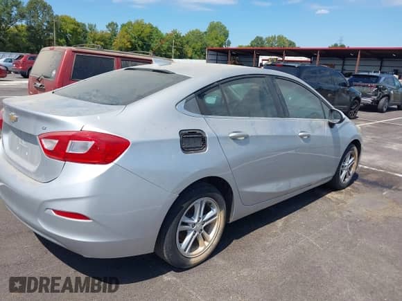 2017 Chevrolet Cruze LT z VIN 1G1BE5SMXH7102487, wystawiony jako IAAI lot #43137626 z przebiegiem 166 533 mil mil oraz . Historia ofert i sprzedaży dostępna na DreamBid. Obrazek 4.