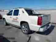 2013 Chevrolet Avalanche LTZ z VIN 3GNTKGE75DG300079, wystawiony jako IAAI lot #42278137 z przebiegiem 120 941 mil mil oraz . Historia ofert i sprzedaży dostępna na DreamBid. Obrazek 3.