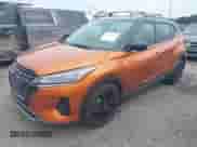 2024 Nissan Kicks SR с VIN 3N1CP5DV4RL474483, выставлен на аукционе IAAI как лот 42319310 с пробегом 6 776 миль миль и . История ставок и продаж доступна на DreamBid. Изображение 2.