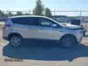 2017 Ford Escape SE z VIN 1FMCU9GDXHUC21779, wystawiony jako IAAI lot #43269673 z przebiegiem 131 569 mil mil oraz . Historia ofert i sprzedaży dostępna na DreamBid. Obrazek 13.