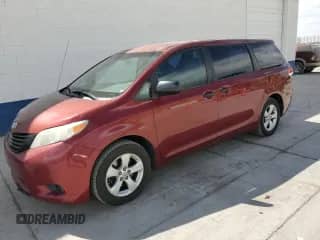 2011 Toyota Sienna z VIN 5TDKA3DCXBS008294, wystawiony jako Copart lot #69882455 z przebiegiem 165 979 mil mil oraz Czysty tytuł • Clean title. Historia ofert i sprzedaży dostępna na DreamBid. Obrazek 1.