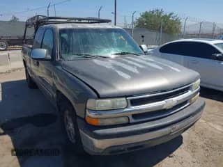 2000 Chevrolet Silverado 1500 LS z VIN 2GCEC19T8Y1391365, wystawiony jako IAAI lot #42888009 z przebiegiem 269 843 mil mil oraz . Historia ofert i sprzedaży dostępna na DreamBid. Obrazek 1.