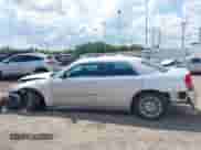 2010 Chrysler 300 Touring z VIN 2C3CA5CV7AH173661, wystawiony jako IAAI lot #42969998 z przebiegiem 282 865 mil mil oraz . Historia ofert i sprzedaży dostępna na DreamBid. Obrazek 14.