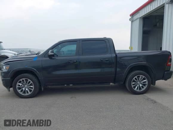 2022 Ram 1500 Laramie z VIN 1C6SRFJM3NN104261, wystawiony jako IAAI lot #42700393 z przebiegiem 99 055 mil mil oraz . Historia ofert i sprzedaży dostępna na DreamBid. Obrazek 14.