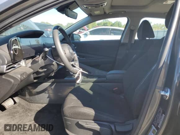 2025 Hyundai Elantra SEL Convenience с VIN KMHLS4DGXSU860047, выставлен на аукционе Copart как лот 86154935 с пробегом 826 миль миль и Списание • Salvage title. История ставок и продаж доступна на DreamBid. Изображение 7.