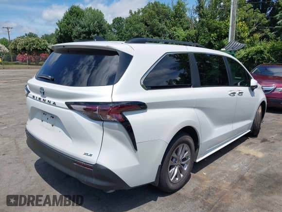 2025 Toyota Sienna XLE z VIN 5TDYRKEC2SS258012, wystawiony jako IAAI lot #42722718 z przebiegiem 11 132 mil mil oraz . Historia ofert i sprzedaży dostępna na DreamBid. Obrazek 4.