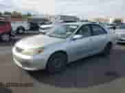 2003 Toyota Camry LE z VIN JTDBE32K830165731, wystawiony jako Copart lot #90081015 z przebiegiem 238 197 mil mil oraz Czysty tytuł • Clean title. Historia ofert i sprzedaży dostępna na DreamBid. Obrazek 1.