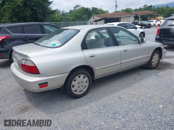 1996 Honda Accord LX with VIN 1HGCD563XTA152271, listed as a IAAI auction lot 42864789 with 268,002 mi miles and . Bid and sale history available at DreamBid. Image 4.