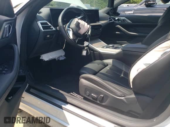 2025 BMW 4 Series 430i z VIN WBA33DB00SCS80445, wystawiony jako Copart lot #66995895 z przebiegiem 19 798 mil mil oraz Nie do naprawy • Non repairable. Historia ofert i sprzedaży dostępna na DreamBid. Obrazek 8.