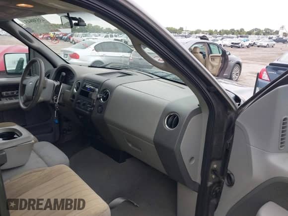 2006 Ford F-150 XLT z VIN 1FTRW12W06KD98496, wystawiony jako IAAI lot #43530843 z przebiegiem 260 136 mil mil oraz . Historia ofert i sprzedaży dostępna na DreamBid. Obrazek 5.