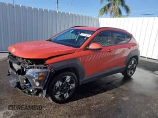 2024 Hyundai Kona SEL с VIN KM8HB3AB0RU176675, выставлен на аукционе Copart как лот 84028945 с пробегом 26 275 миль миль и Чистый • Clean title. История ставок и продаж доступна на DreamBid. Изображение 1.