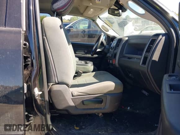 2019 Ram 1500 Express z VIN 1C6RR7FG0KS519395, wystawiony jako IAAI lot #43351068 z przebiegiem 115 757 mil mil oraz . Historia ofert i sprzedaży dostępna na DreamBid. Obrazek 5.