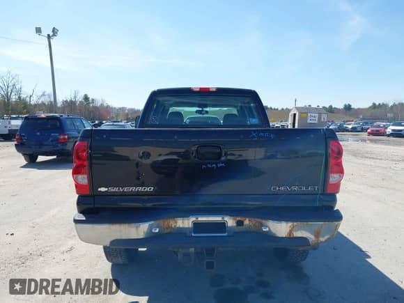 2005 Chevrolet Silverado 1500HD LT z VIN 1GCGK13U75F854050, wystawiony jako IAAI lot #41986318 z przebiegiem 146 818 mil mil oraz . Historia ofert i sprzedaży dostępna na DreamBid. Obrazek 16.