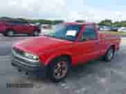 1998 Chevrolet S-10 LS z VIN 1GCCS1445W8226927, wystawiony jako IAAI lot #41946434 z przebiegiem Nie podano mil oraz . Historia ofert i sprzedaży dostępna na DreamBid. Obrazek 2.