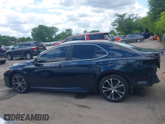 2020 Toyota Camry SE z VIN 4T1J11AK8LU935461, wystawiony jako IAAI lot #42354964 z przebiegiem 70 212 mil mil oraz . Historia ofert i sprzedaży dostępna na DreamBid. Obrazek 14.