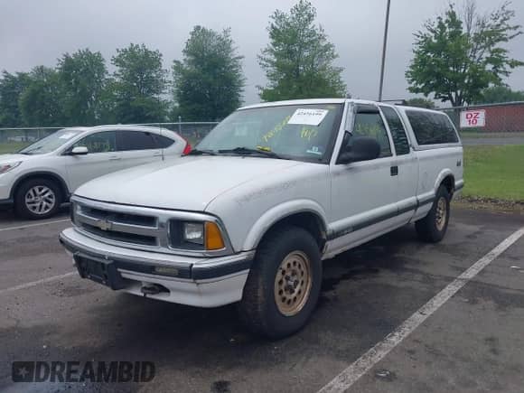 1996 Chevrolet S-10 LS с VIN 1GCDT19X0T8169679, выставлен на аукционе IAAI как лот 42456199 с пробегом 107 361 миль миль и . История ставок и продаж доступна на DreamBid. Изображение 2.