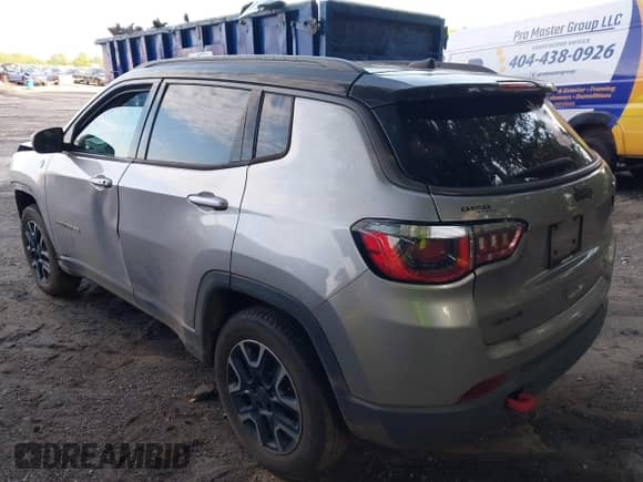 2019 Jeep Compass Trailhawk z VIN 3C4NJDDB2KT722047, wystawiony jako IAAI lot #42800200 z przebiegiem 140 000 mil mil oraz . Historia ofert i sprzedaży dostępna na DreamBid. Obrazek 3.