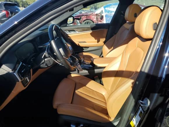 2020 BMW 5 Series 530i z VIN WBAJR3C09LWW58776, wystawiony jako Copart lot #84893455 z przebiegiem 148 507 mil mil oraz Szkoda całkowita • Salvage title. Historia ofert i sprzedaży dostępna na DreamBid. Obrazek 7.