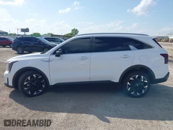 2025 Kia Sorento EX z VIN 5XYRH4JFXSG326301, wystawiony jako IAAI lot #42695332 z przebiegiem 19 187 mil mil oraz . Historia ofert i sprzedaży dostępna na DreamBid. Obrazek 14.