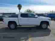 2024 Toyota Tacoma SR5 z VIN 3TMKB5FN5RM022914, wystawiony jako IAAI lot #41398168 z przebiegiem 2 535 mil mil oraz . Historia ofert i sprzedaży dostępna na DreamBid. Obrazek 12.