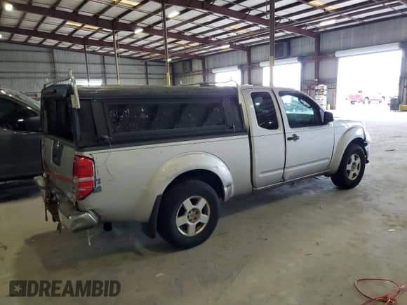 2006 Nissan Frontier SE z VIN 1N6AD06WX6C450604, wystawiony jako Copart lot #82303315 z przebiegiem 97 752 mil mil oraz Czysty tytuł • Clean title. Historia ofert i sprzedaży dostępna na DreamBid. Obrazek 3.