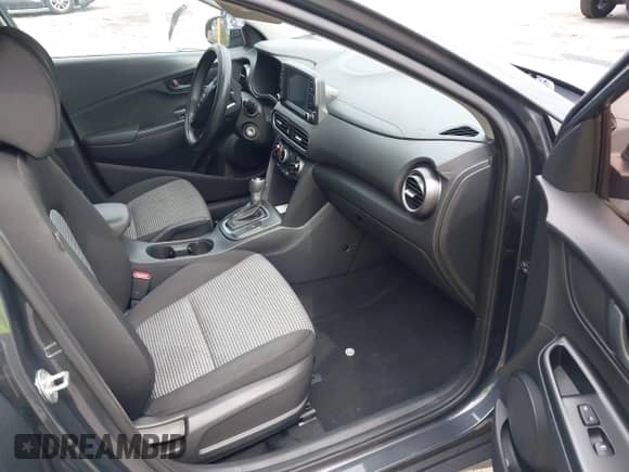 2020 Hyundai Kona SE z VIN KM8K12AA0LU473365, wystawiony jako IAAI lot #42940726 z przebiegiem Nie podano mil oraz . Historia ofert i sprzedaży dostępna na DreamBid. Obrazek 5.