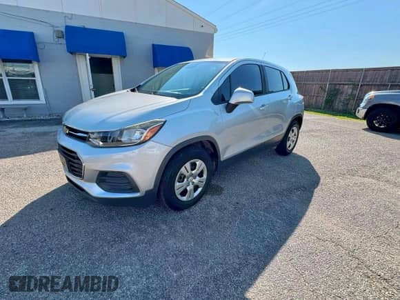 2017 Chevrolet Trax LS z VIN 3GNCJKSB1HL286371, wystawiony jako Copart lot #84702775 z przebiegiem 134 377 mil mil oraz Czysty tytuł • Clean title. Historia ofert i sprzedaży dostępna na DreamBid. Obrazek 2.