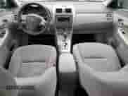 2011 Toyota Corolla L z VIN JTDBU4EE8B9147030, wystawiony jako Copart lot #80507985 z przebiegiem 316 444 mil mil oraz Szkoda całkowita • Salvage title. Historia ofert i sprzedaży dostępna na DreamBid. Obrazek 8.